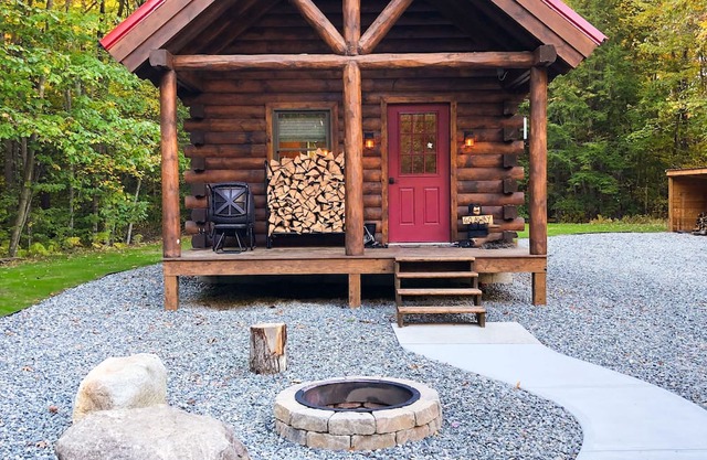 Sacandaga Serenity: Your Ultimate Cozy Cabin Getaway Awaits! 550 ft Lake Front!