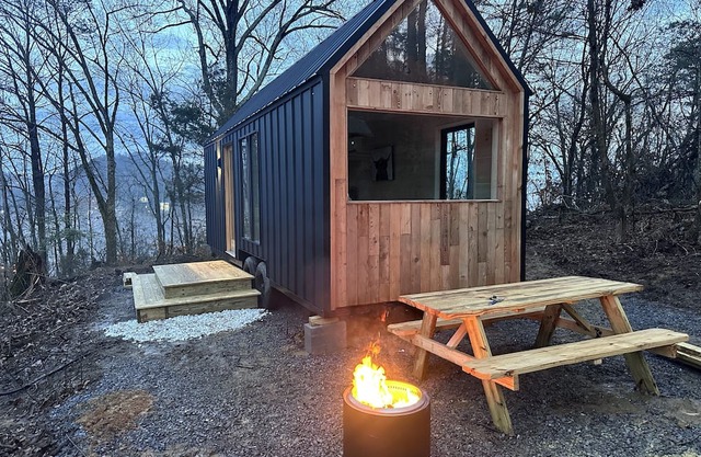 Cozy new modern tiny home/River view/Prime location Downtown Sevierville, TN