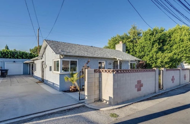 No Sharing Full set Spacious house 2 bedroom 1ba TV Garage yard kitchen AC WIFI