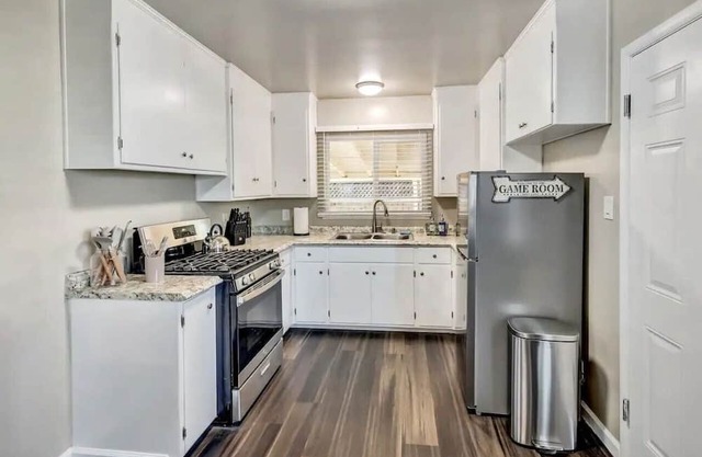 342)Fenced yard+Game room !