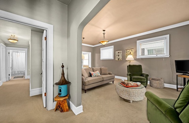 Bluebird Cottage - Your Duluth/Superior Retreat