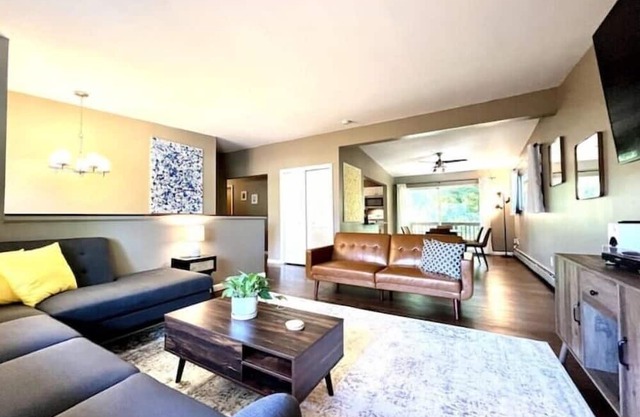 Cozy 3-Bedroom 1 Mile to Downtown & Michigan Stadium w/ Free Parking