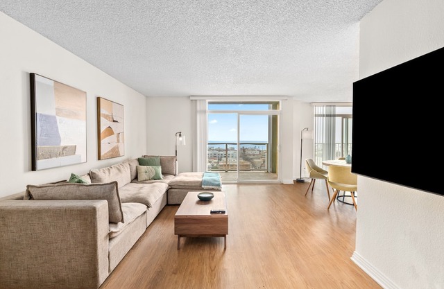 OceanView 3BR 2BA Condo: Your Serene Cloud Getaway