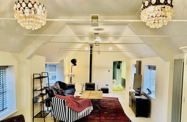 Pet friendly 2 bed cottage - Hot tub, log burner and gardens in countryside