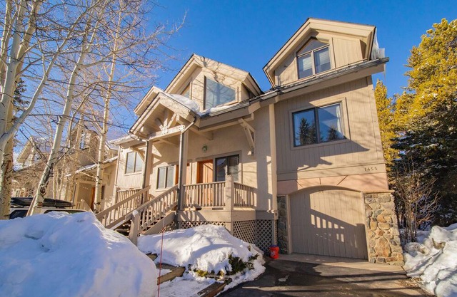 Walk to ski slopes! Private hot tub and garage!