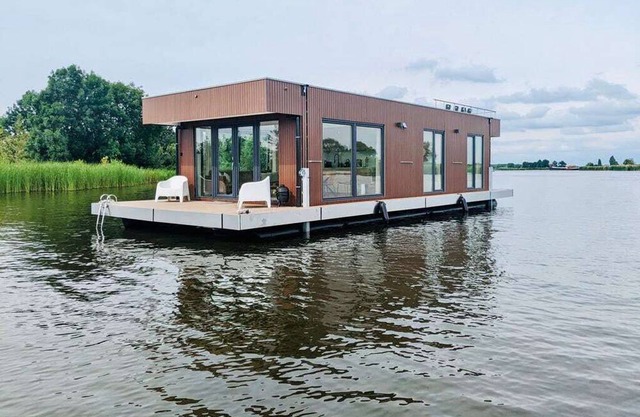 Houseboat: "De Walvis" with tender. 6p 4+ 2 kids