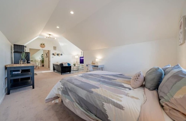 Modern 2BR Gem: Stylish Retreat