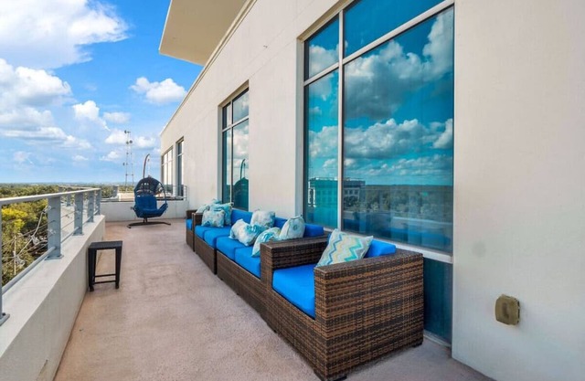 2/2 PENTHOUSE DOWNTOWN with large Billiard room