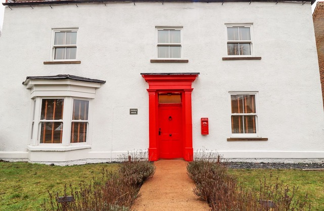 PINFOLD HOUSE, pet friendly, with a garden in Selby