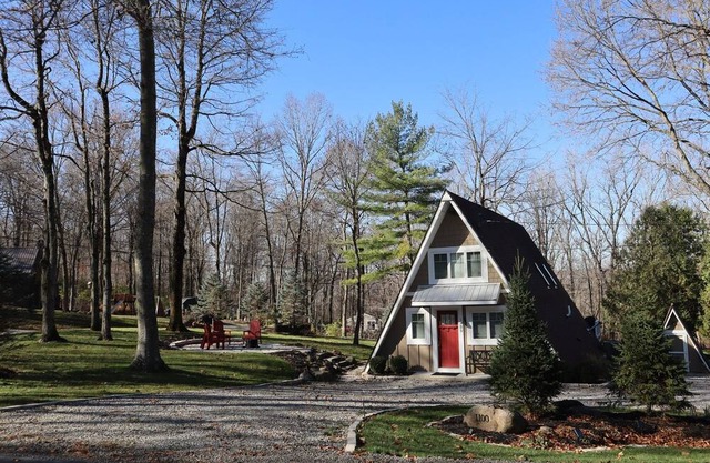 Beautiful couples getaway located just seconds from Mad River Mountain ski lift.
