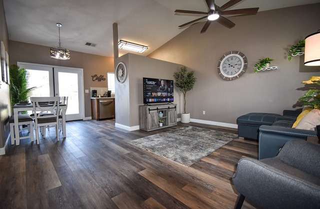 Serene 2 BR Cottage W/ SPA / Game Room / Office