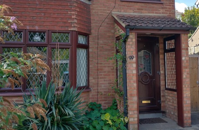 Cosy House close to Christchurch Park and Town