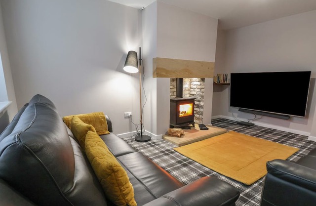 7 WOODLANDS GROVE, pet friendly, with open fire in Froncysyllte
