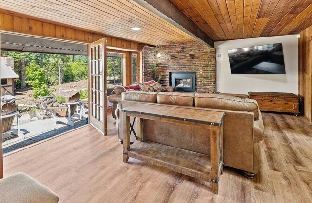 Hot Tub and Private Cabin in Mountains of Cle Elum