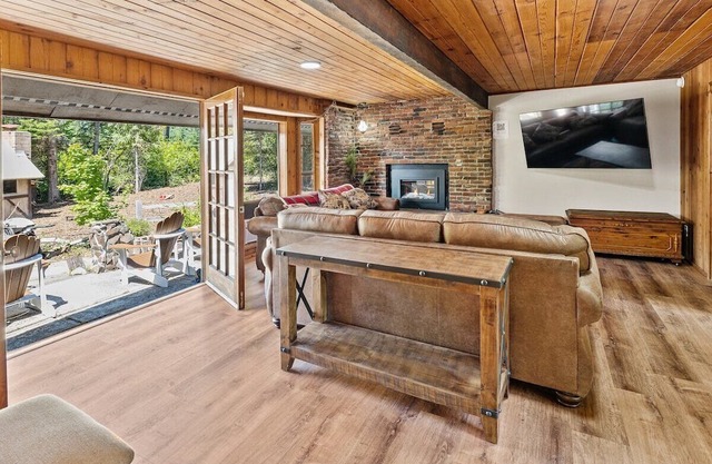 Hot Tub and Private Cabins, Free Kayaks and EV Charger