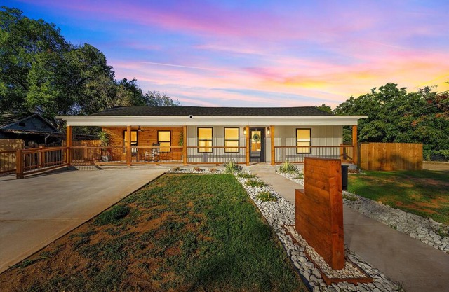 3BR, 2BA Modern Farmhouse. Family-friendly, wheelchair access. Central location.