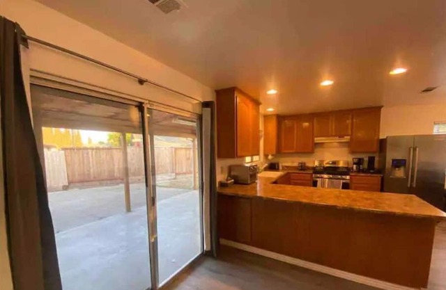 Manteca 4BR Home with Cal King beds