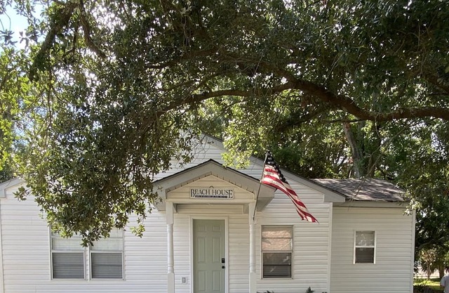 Charming cottage near beach!