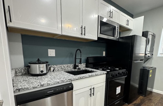 Downtown Modern updated apartment