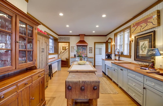 Spacious Virginia Home w/ Porch & Mountain Views