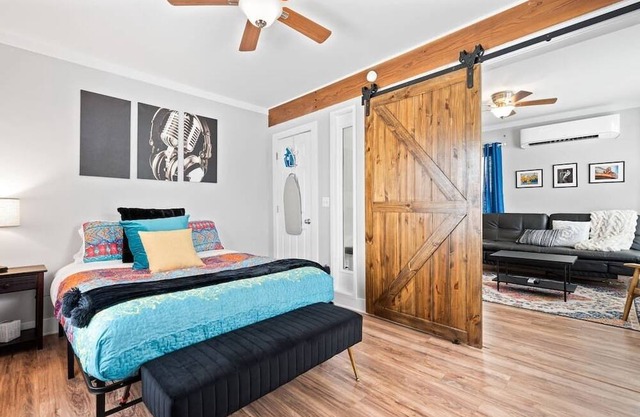 Lovely 1BR 2ndFloor Apt Desirable Location