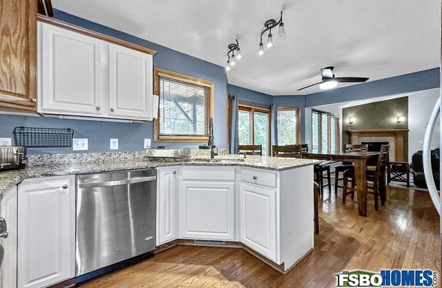 Executive house just 10 min Downtown Des Moines 5BR 3 1/2bath 2car Indoor garage