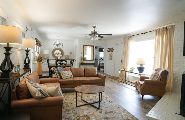 Family sized Lakeside Villa, easy walk to Lake Gregory beaches and boat dock.