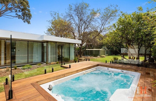 4 Br Family Oasis with 70s Vibe