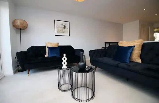 Cohost Partners Cozy 4 Bed Home with Garden