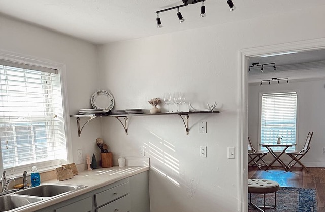 Stylish Retro cottage. Sleeps up to 7. Close to ball parks, lakes, and springs!