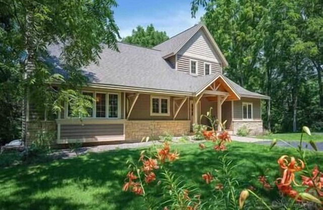 The Lodge, 'North Woods' Galena escape w/ hot tub & fire pit!
