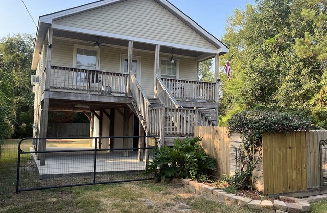 Beach house on the bayou! Great fishing and family/pet friendly!