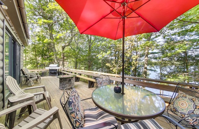 China Lake Retreat: Kayaks, Grill & Fireplace!