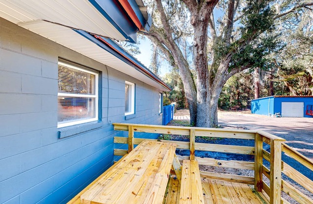 Bright & charming getaway with generous yard, W/D, & deck - near beaches & golf