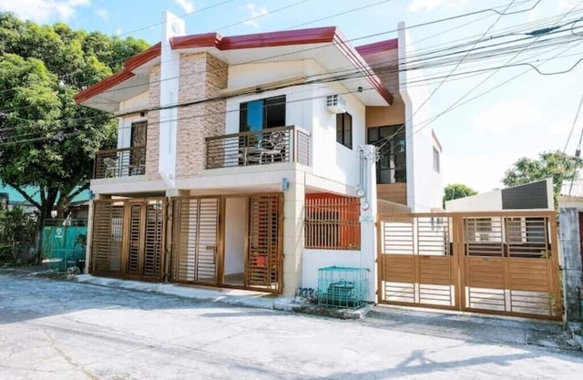 Carmen's Place A: 4- rm duplex, gated, safe, near