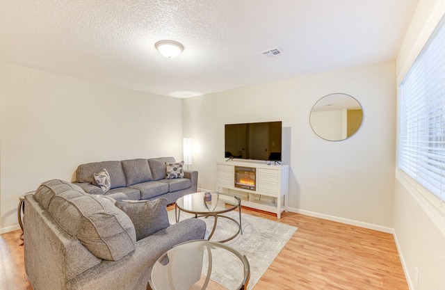 Newly Renovated Joplin Townhome w/ Fireplace