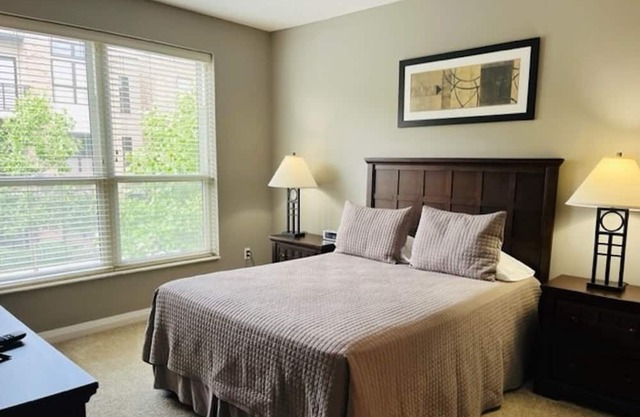 Beautifully furnished 1 bedroom close to restaurants, stores, and parks.