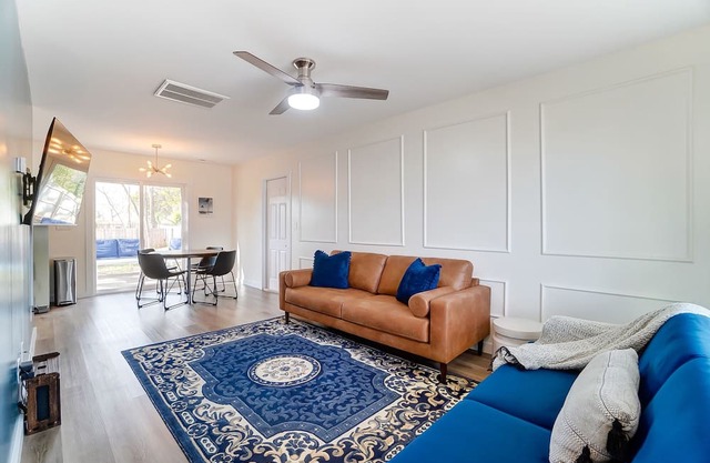 Chic Stunner in Uptown | King Suite w/ Hot Tub!