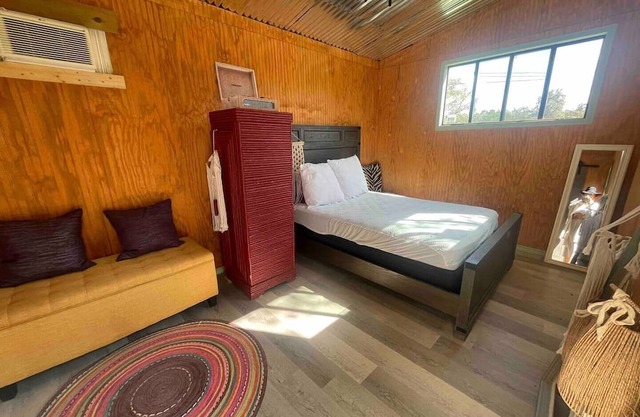 Lux Glamping Stargazing EnSuite walk/bike to downtwn, wineries, food, and shops.
