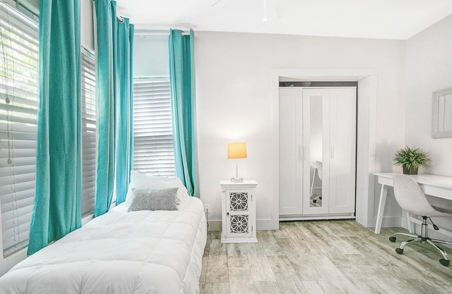 Lake View, Cozy bungalow, Amazing location, Plants, Private, Pet friendly!