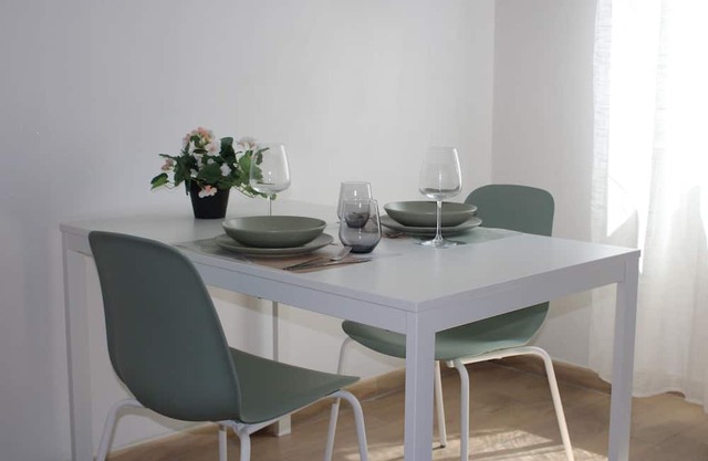 Renovated apartment, in a quiet area and 15 min streetcar ride from downtown