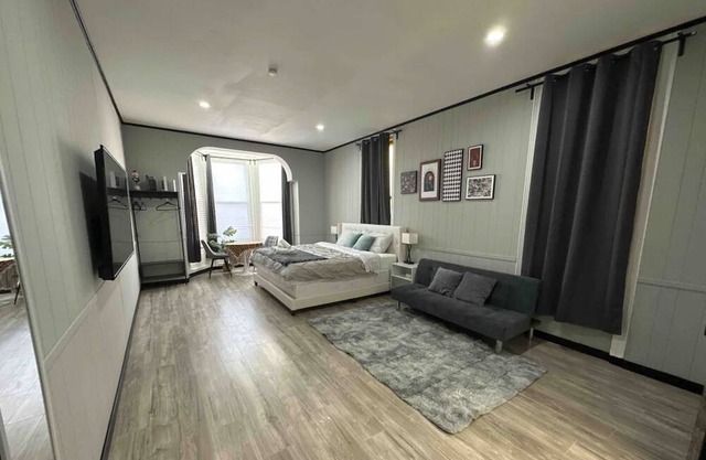 Charming Oasis in the Heart of the City - Your Home Away from Home!