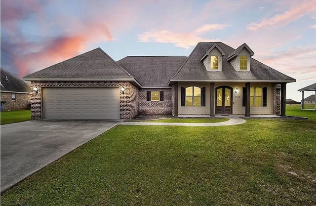 House in quiet Iowa near Lake Charles + EV charger