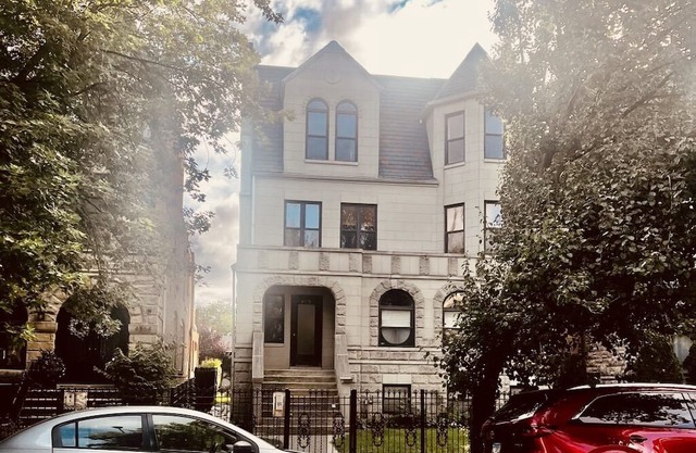 5 minutes to lake front and hyde park community, Very warm and quiet building !