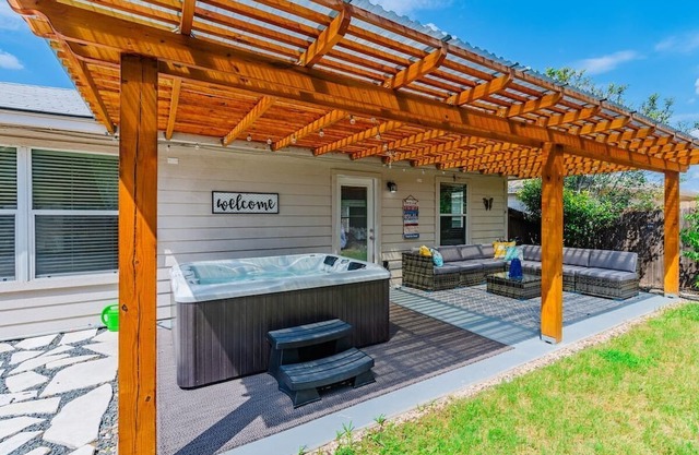 Luxury Home with Hot-Tub, Pool Table & BBQ by Fiesta Texas & Seaworld