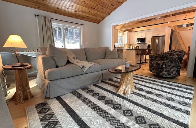 Luxury Cabin Sleeps 4 to 7 - mins to Lake George