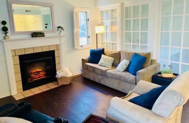 Cozy Villa Spa Retreat - Near Mohegan, Hot Tub, Pools, Sauna, Spa on Premise