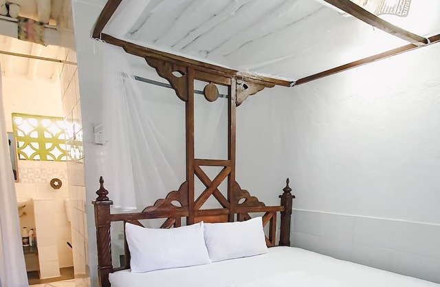 Fully furnished 2 bedroom that is 3 minutes walk to the beach