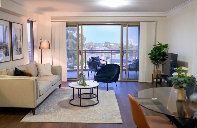 Comfy Maroubra Abode - Parking and District views