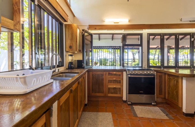Casa Tortuga - Beautiful Spacious Beachfront House